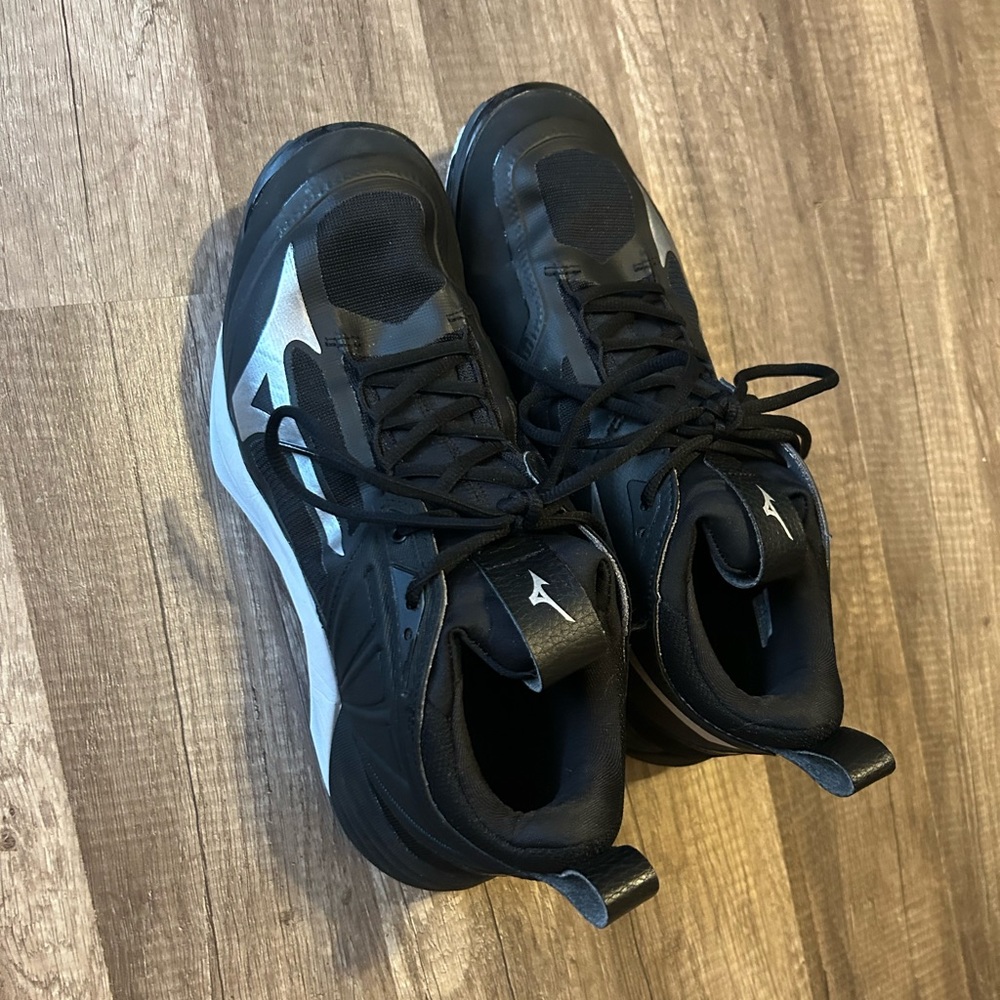 New slightly used mizuno volleyball shoes